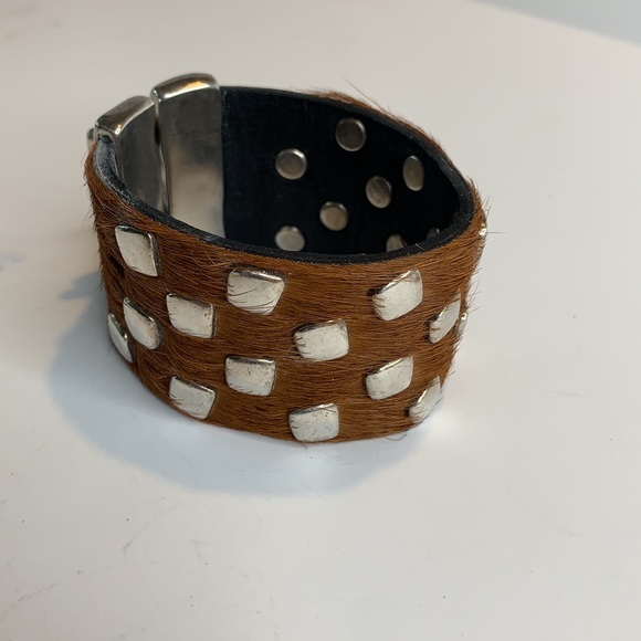 UNOde50 No Taint genuine calf hair cuff bracelet - Picture 3 of 8